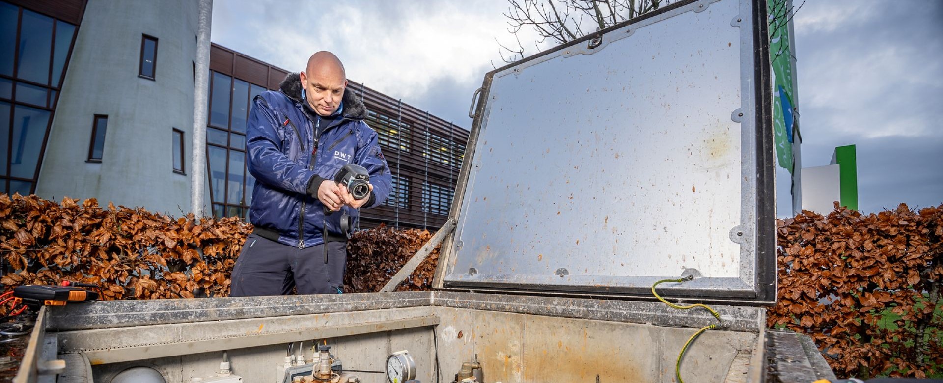 DWT medewerker van Bodemenergiebeheer controleert installatie