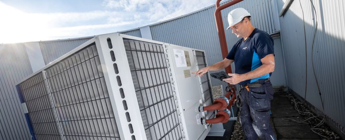 DWT medewerker aan het werk aan een installatie. Medewerkers doet installatieaanpassingen aan de installatie.