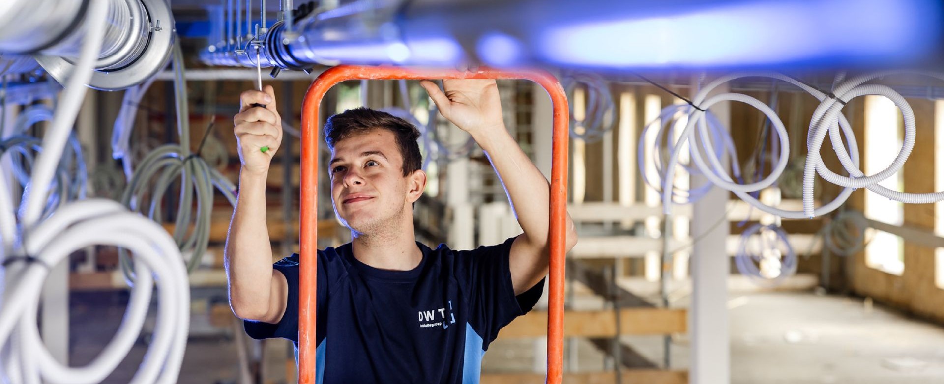 DWT medewerker aan het werk aan een installatie