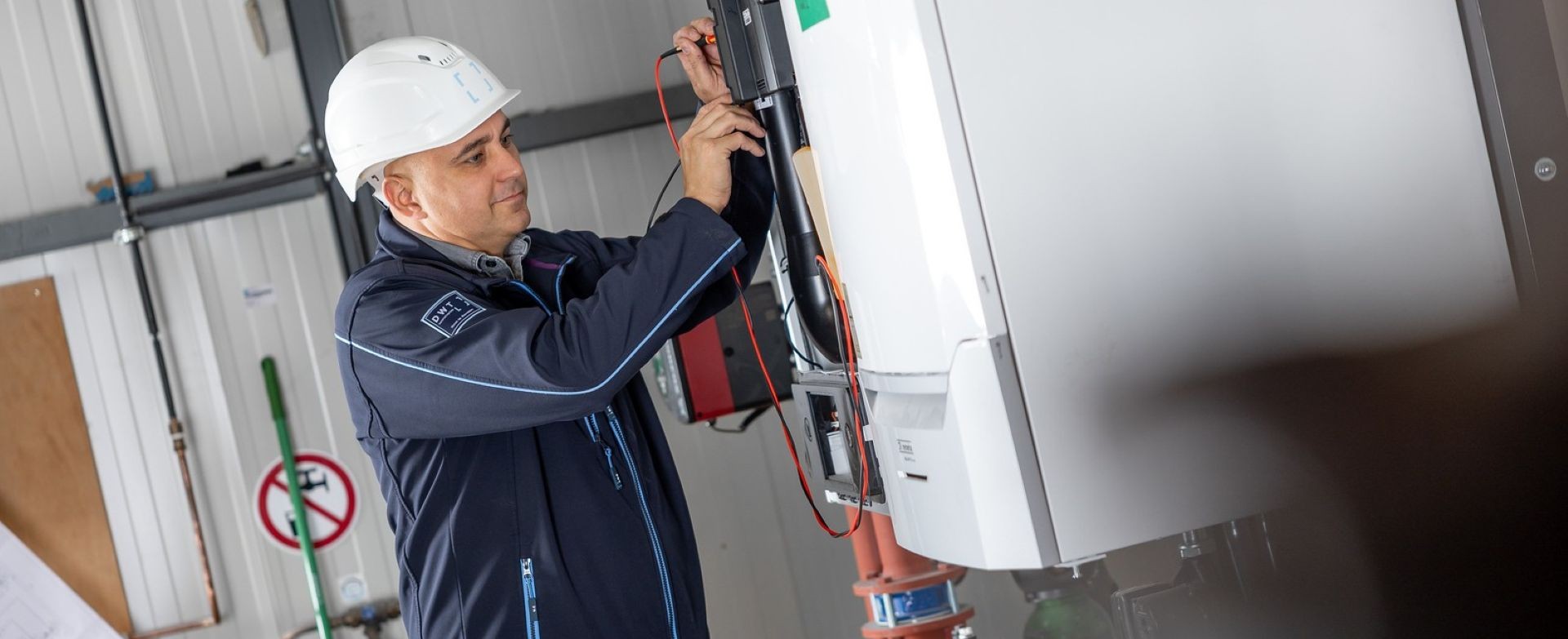 DWT medewerker test een installatie